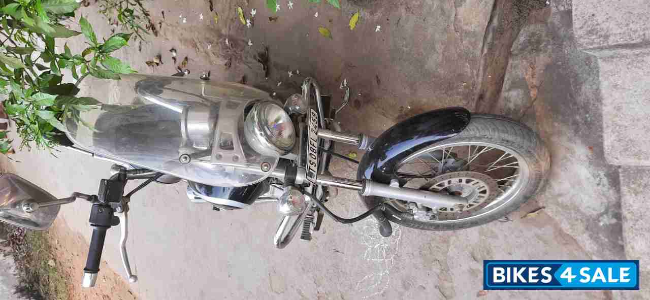 Black Bajaj Avenger Cruise 220