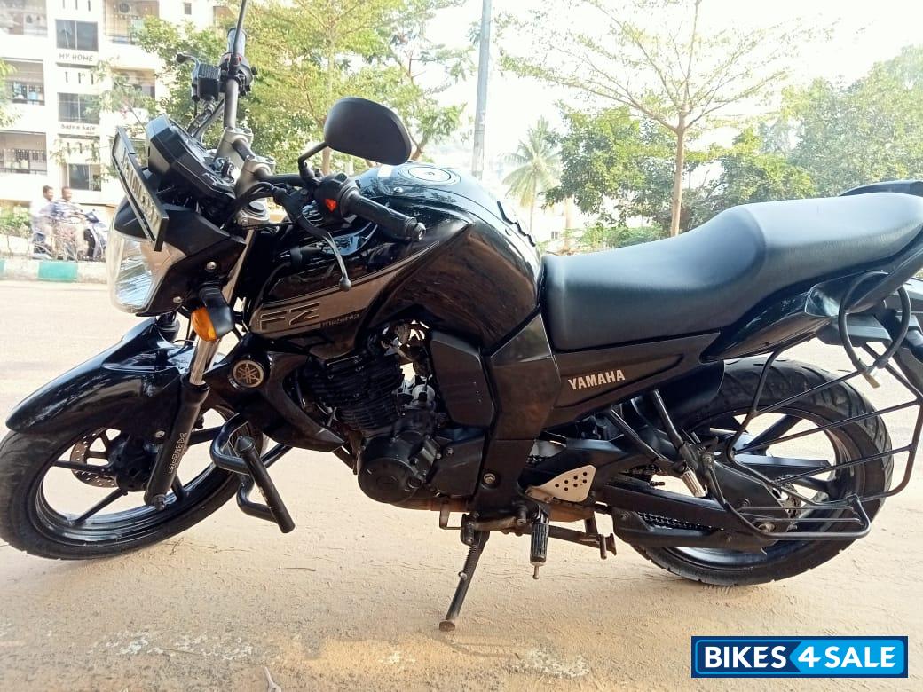 Black Yamaha FZ16