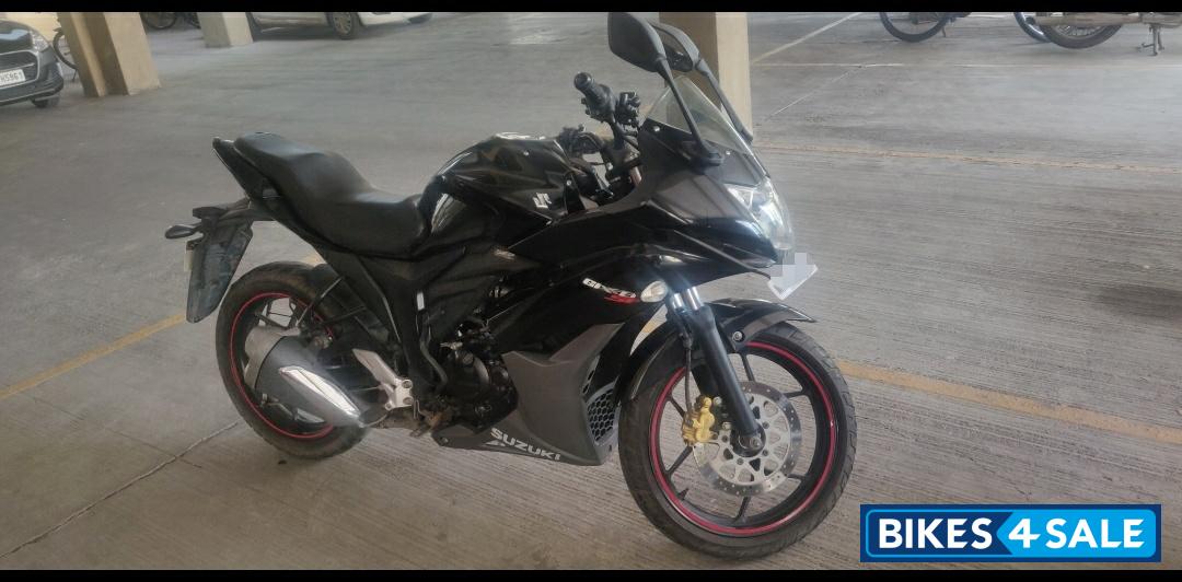 Black Suzuki Gixxer SF