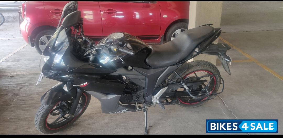 Black Suzuki Gixxer SF