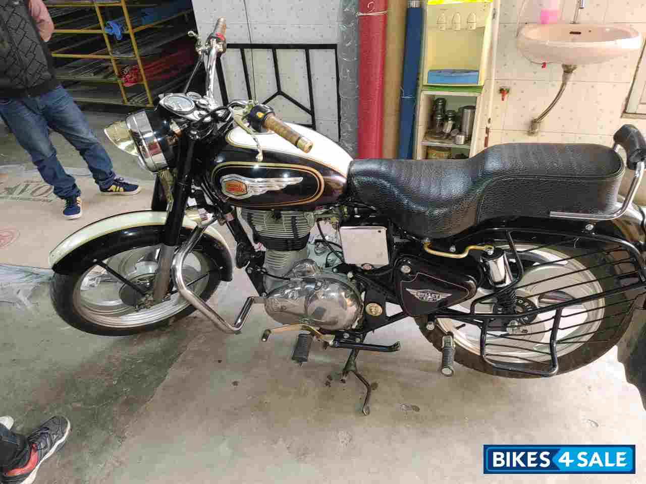 Black Royal Enfield Bullet Standard 350