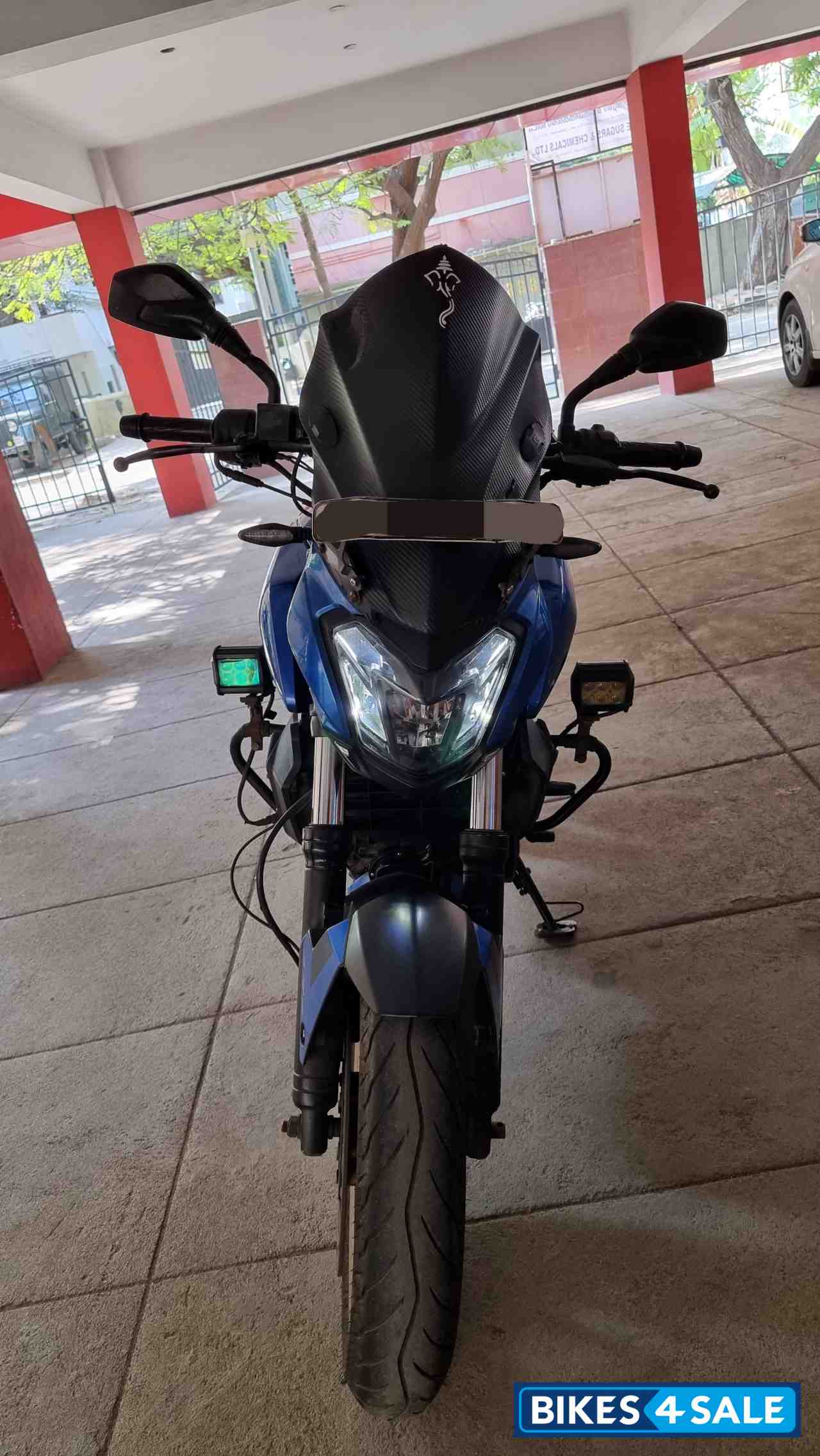 Blue Bajaj Dominar 400