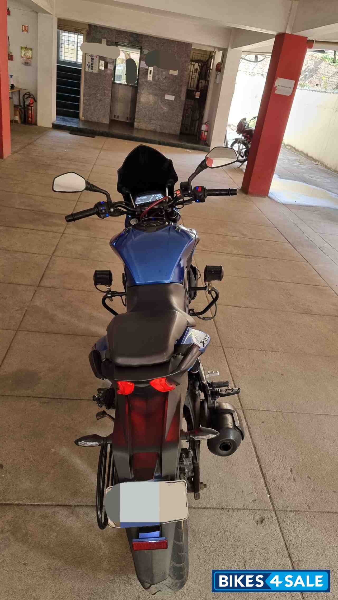 Blue Bajaj Dominar 400