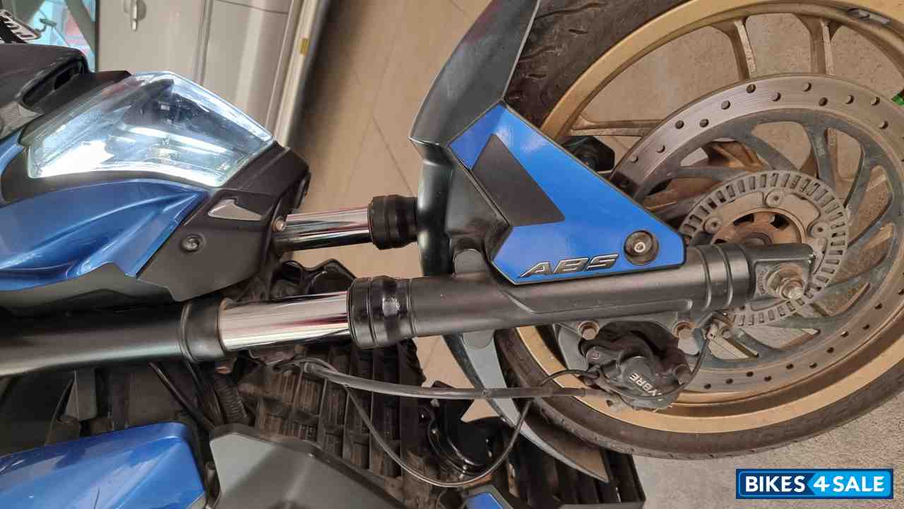 Blue Bajaj Dominar 400