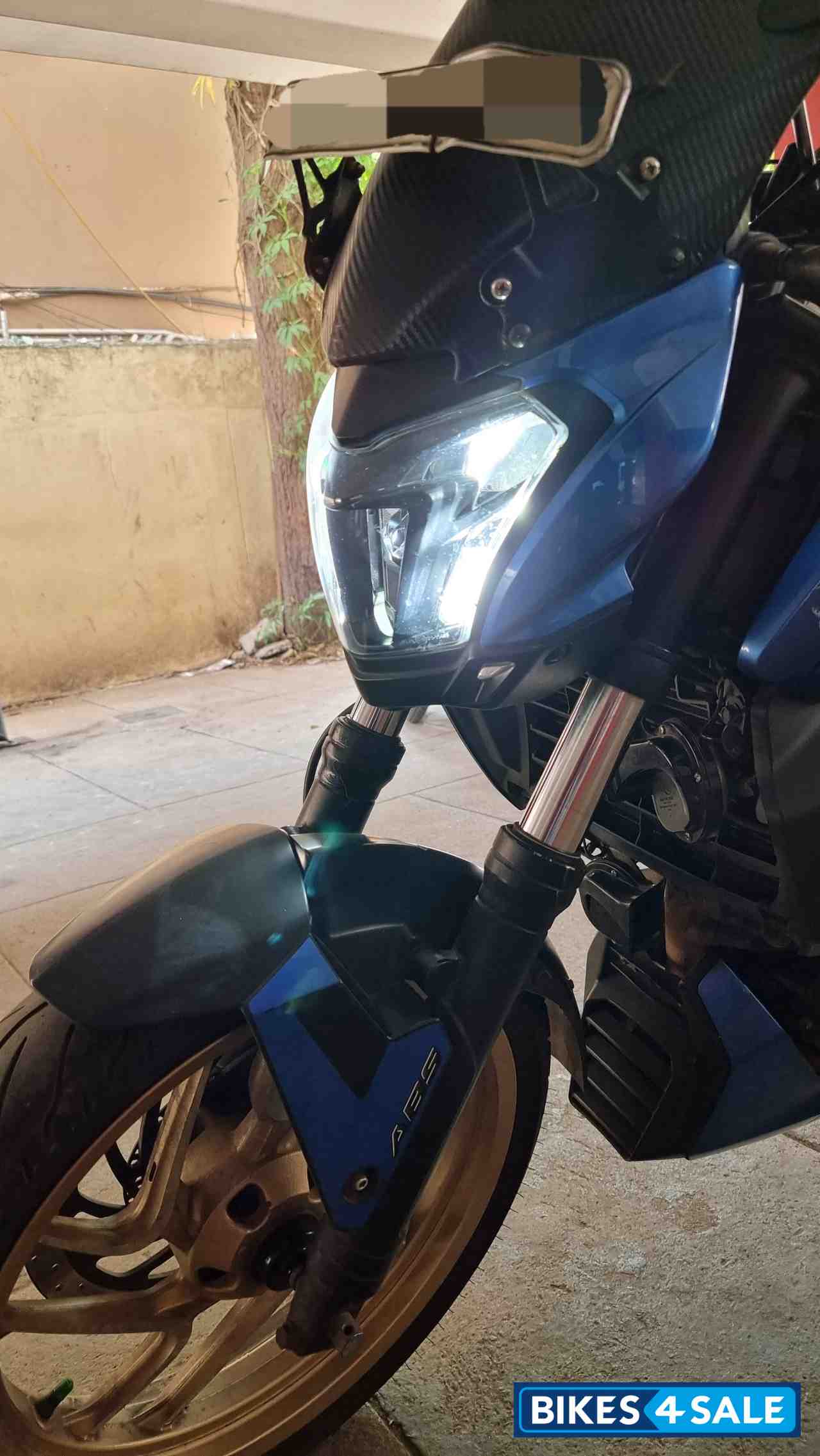 Blue Bajaj Dominar 400