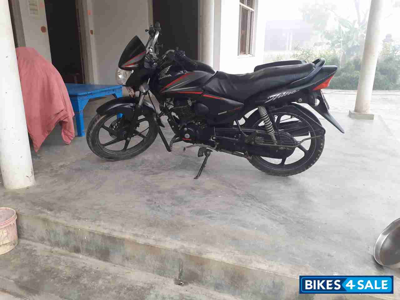 Black Honda CB Shine