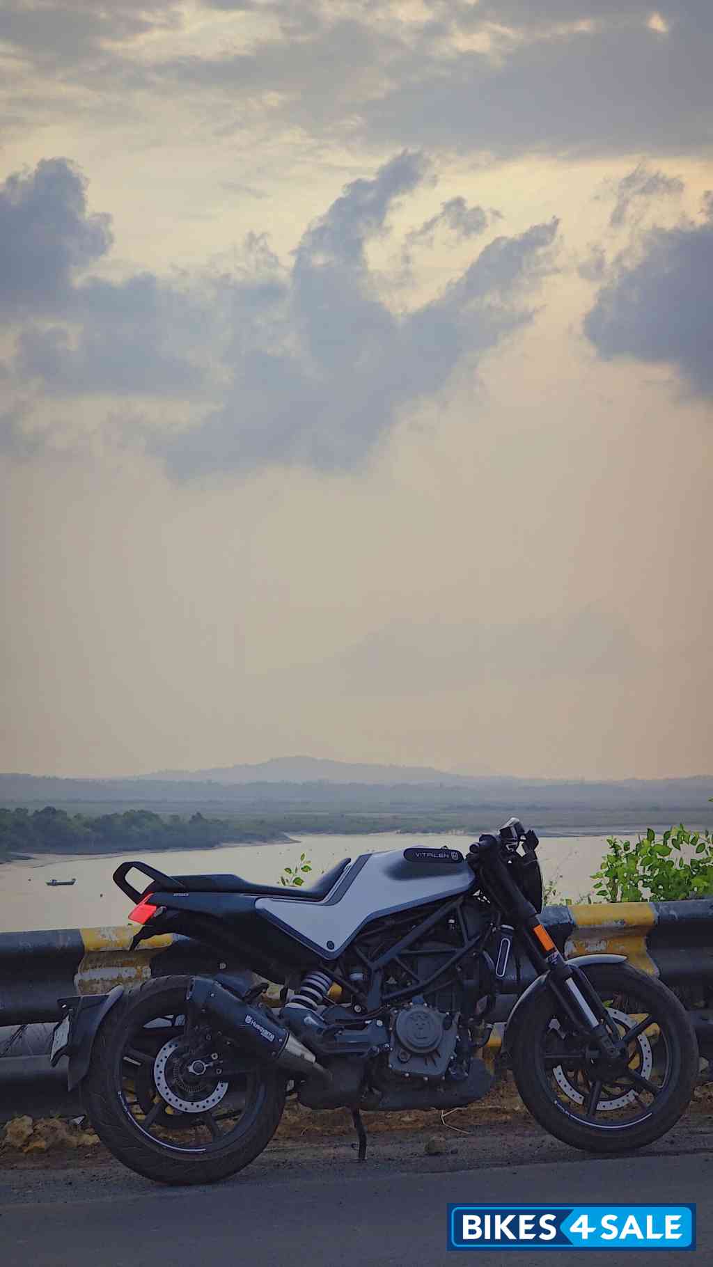 Silver Husqvarna Vitpilen 250