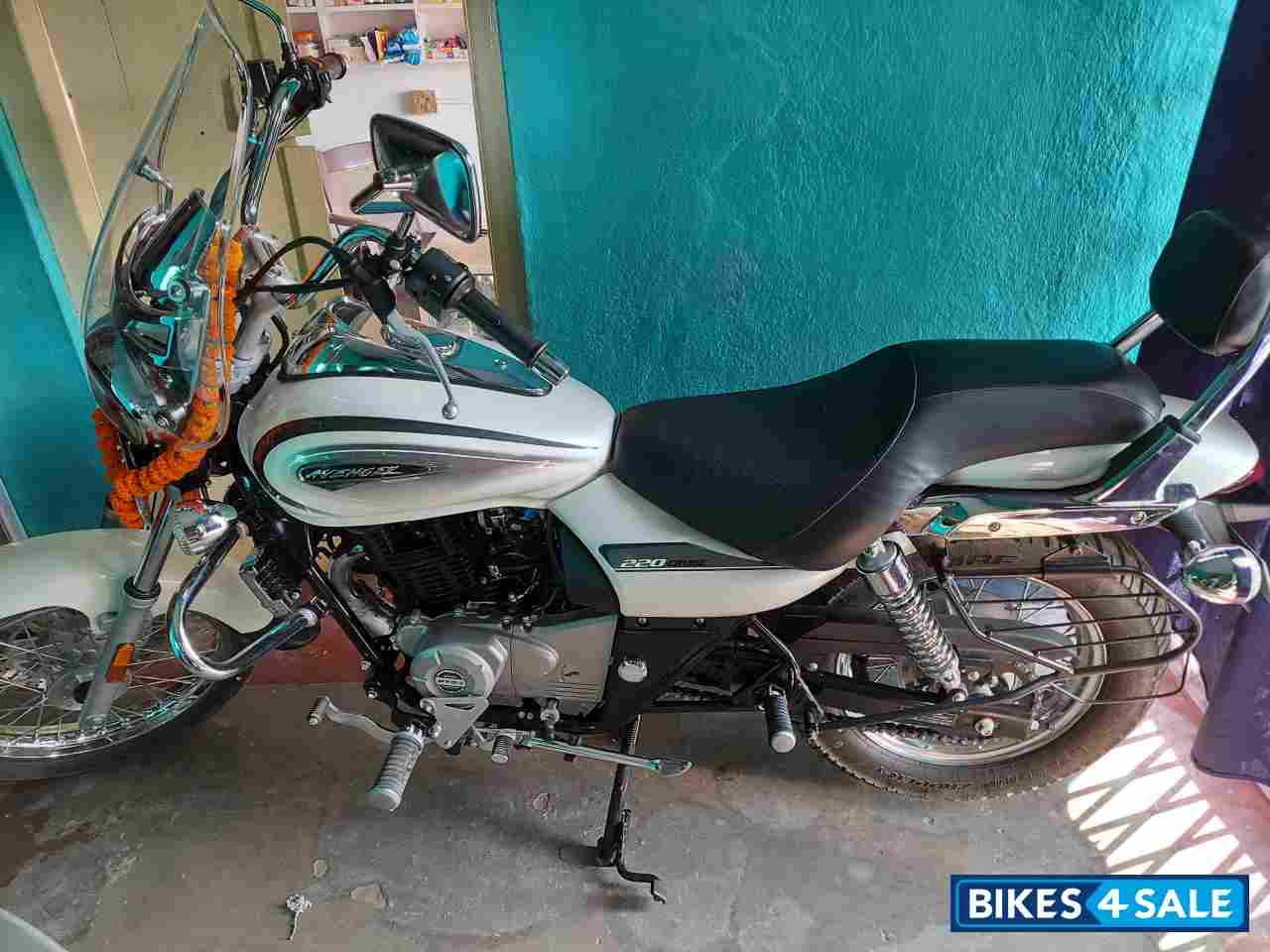 White Bajaj Avenger Cruise 220 BS6