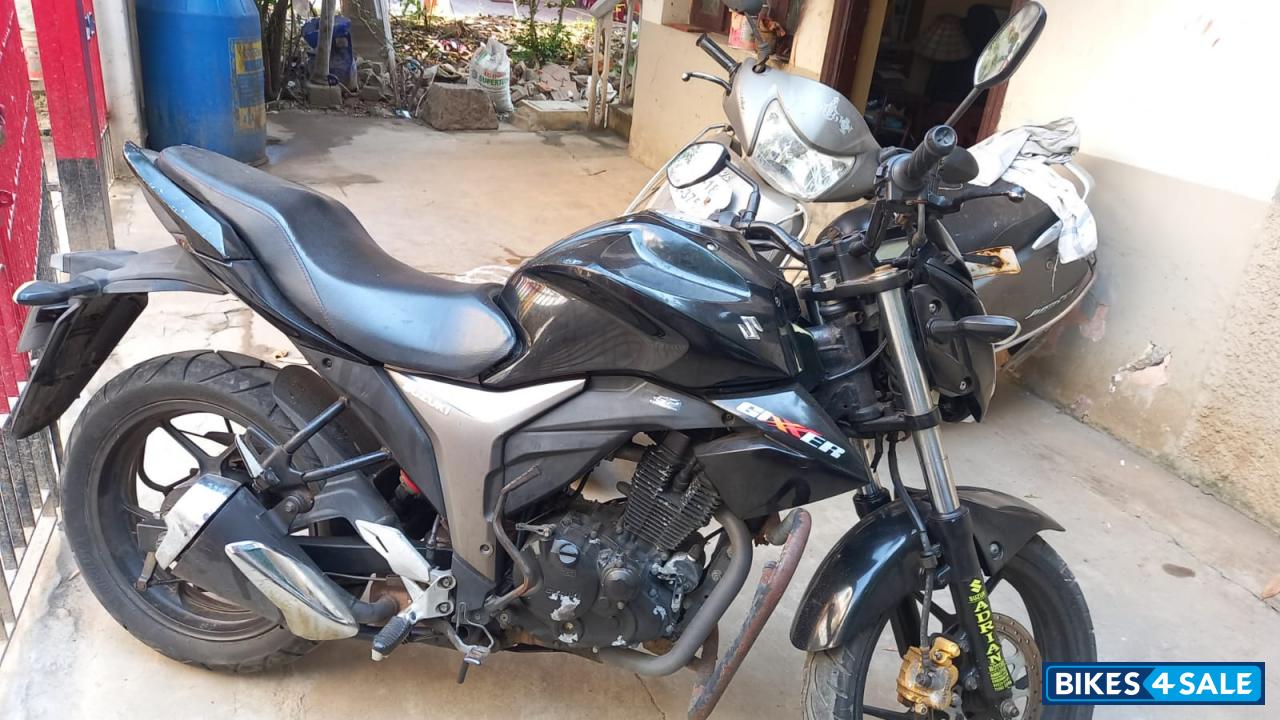 Black Suzuki Gixxer 150