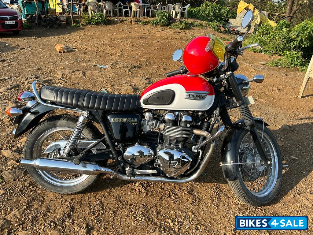 Red- White Triumph Bonneville T100