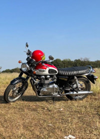 Red- White Triumph Bonneville T100
