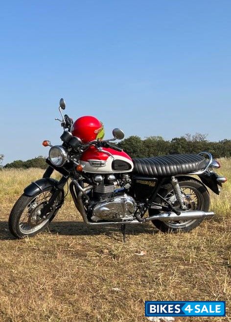 Red- White Triumph Bonneville T100