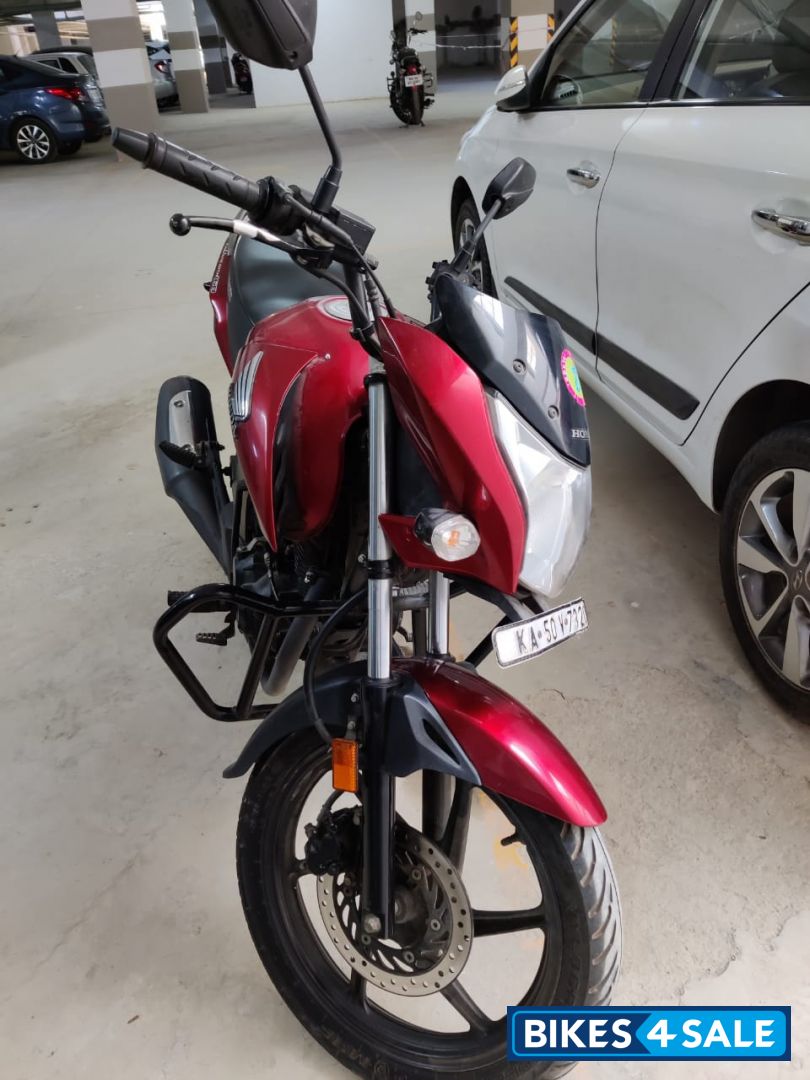 Maroon Honda CB Unicorn 160