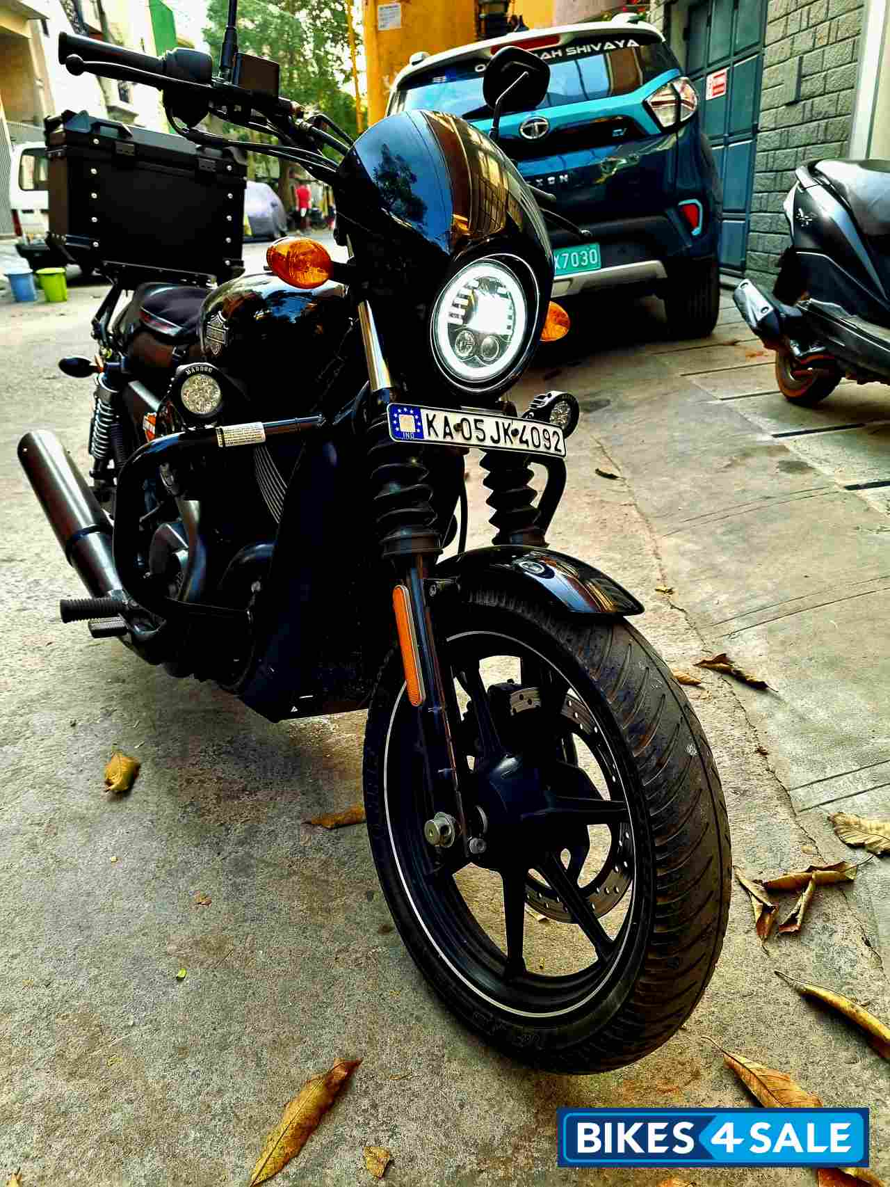 Black Harley Davidson Street 750