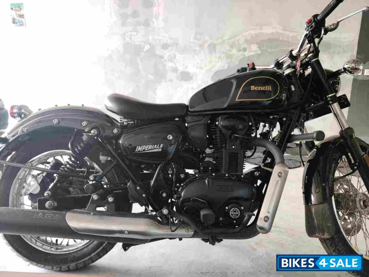 Black Benelli Imperiale 400 BS6