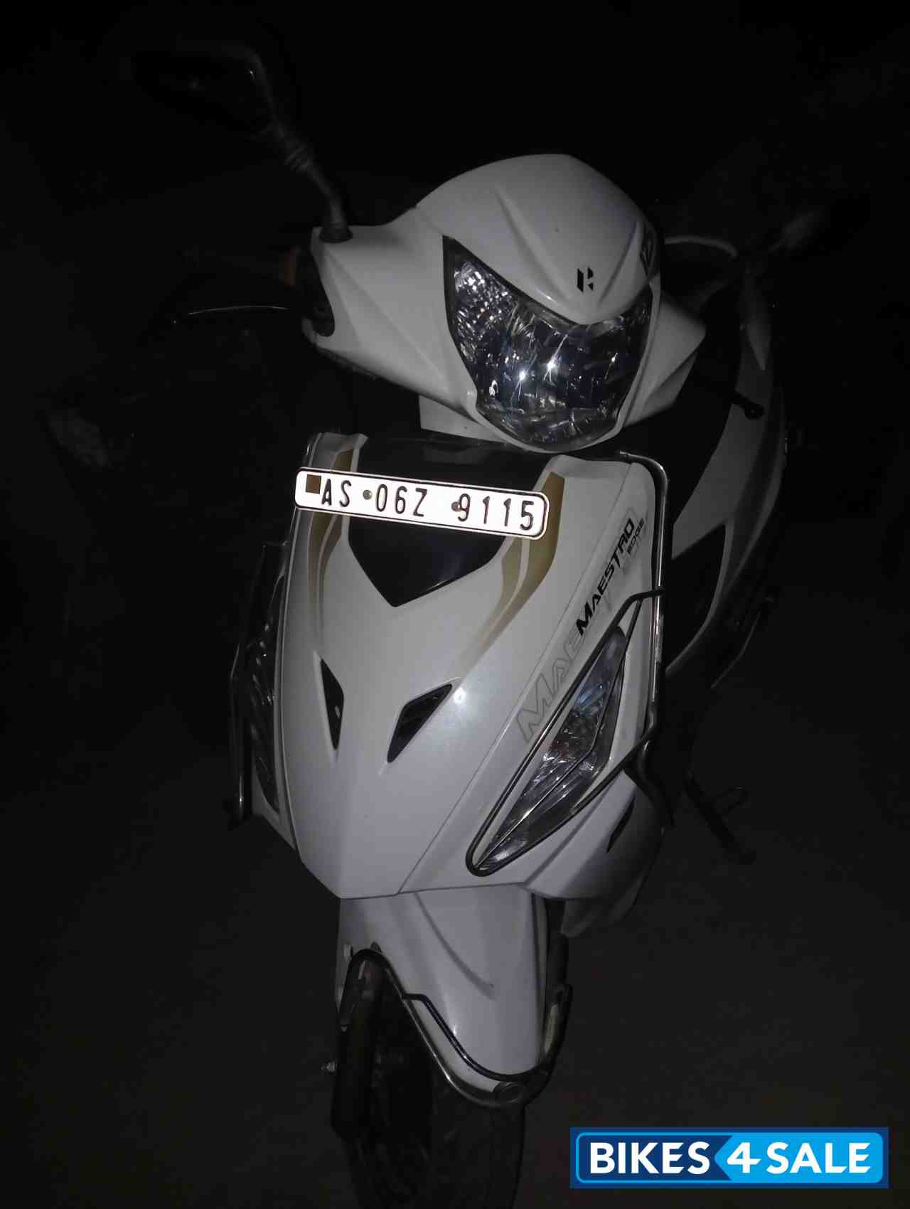 White Hero Maestro Edge 125 FI