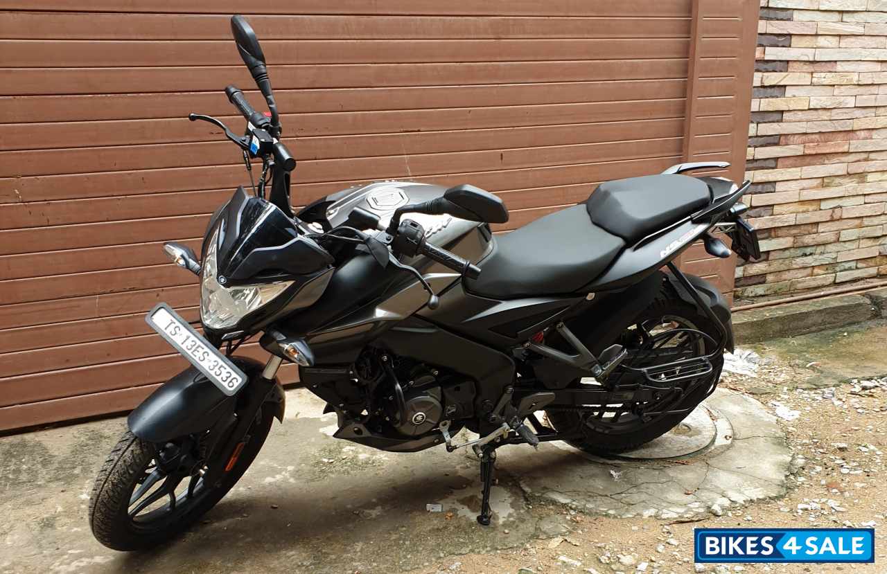 Black/grey Bajaj Pulsar NS 160 BS6
