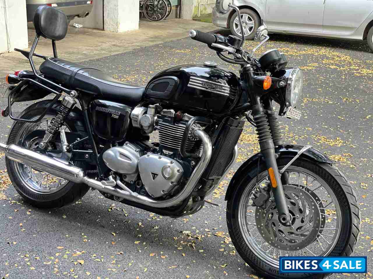 Black Triumph Bonneville T120