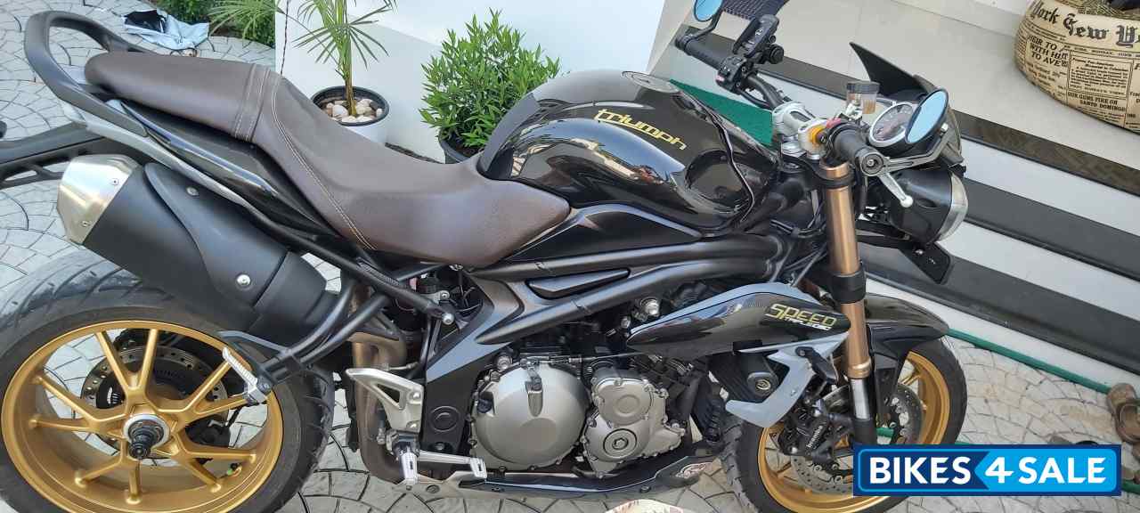 Pearl Black Triumph Speed Triple