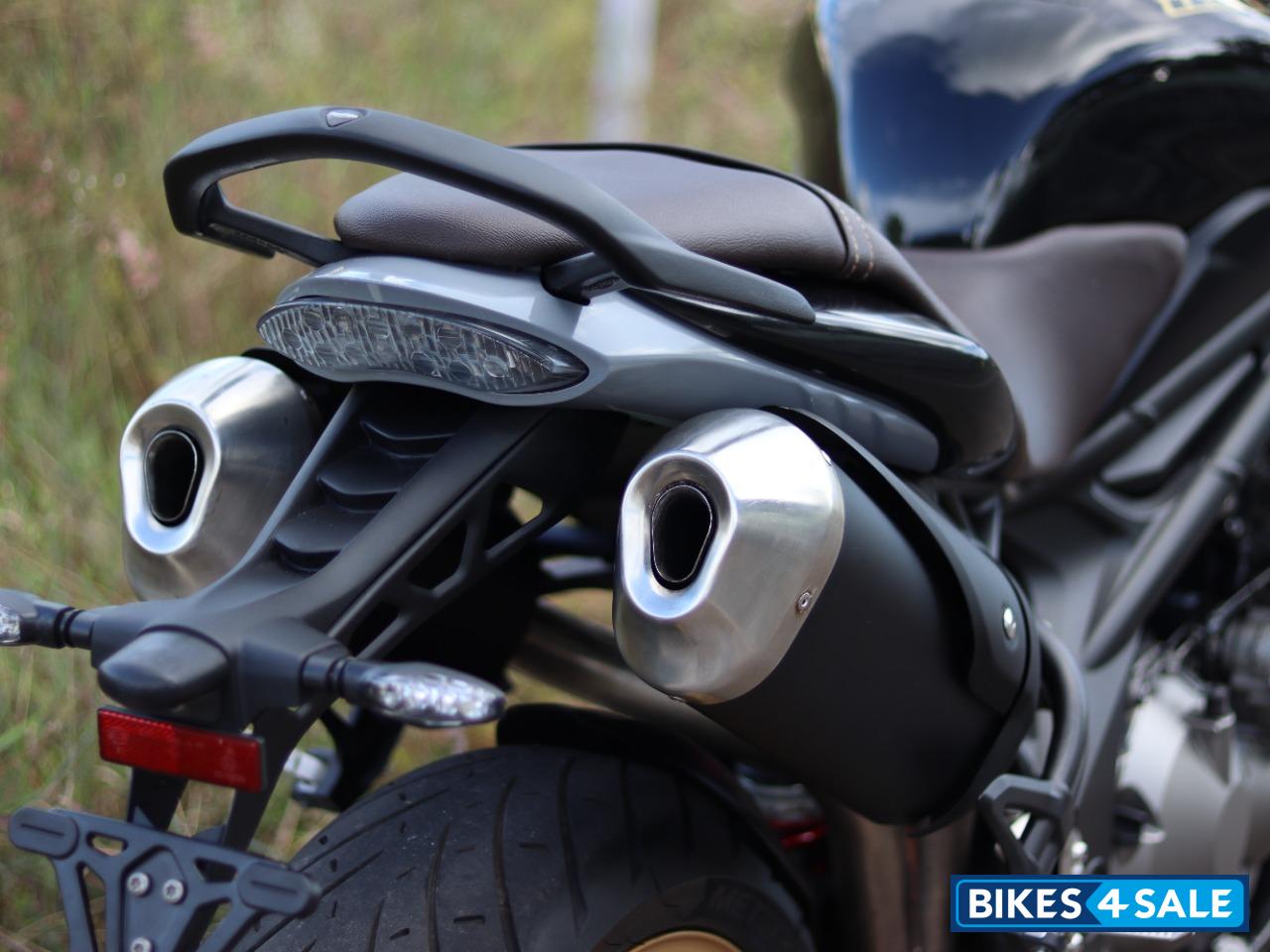 Pearl Black Triumph Speed Triple