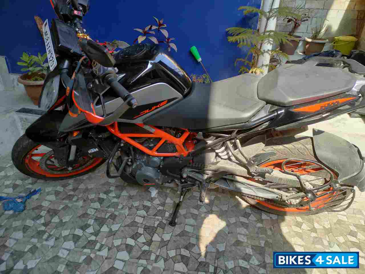 Silver Metallic KTM Duke 390 BS6