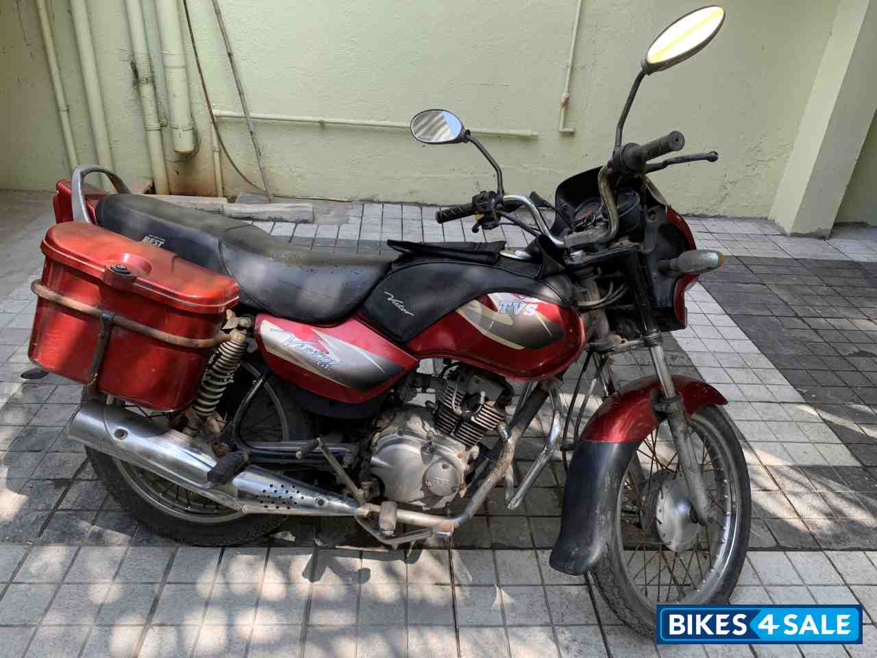 Red TVS Victor