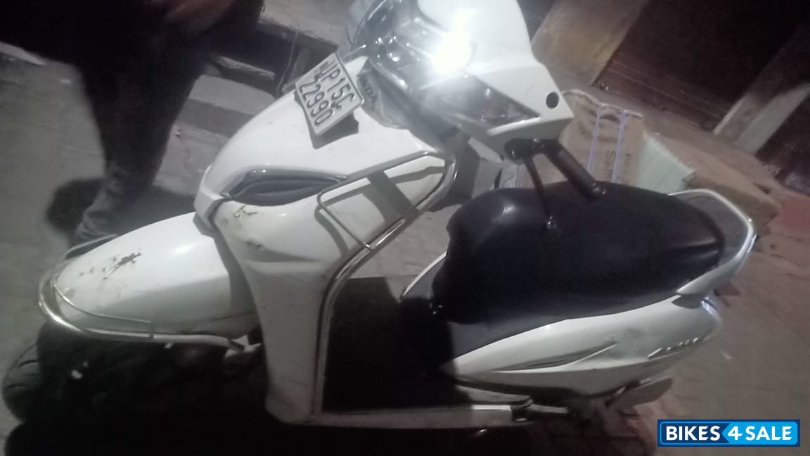 White Honda Activa 5G