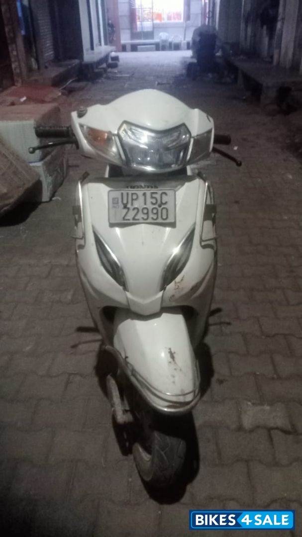 White Honda Activa 5G