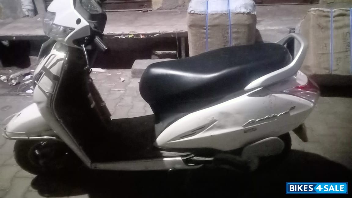 White Honda Activa 5G