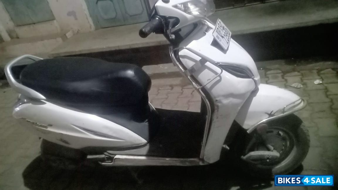 White Honda Activa 5G