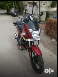 Red Mahindra Centuro