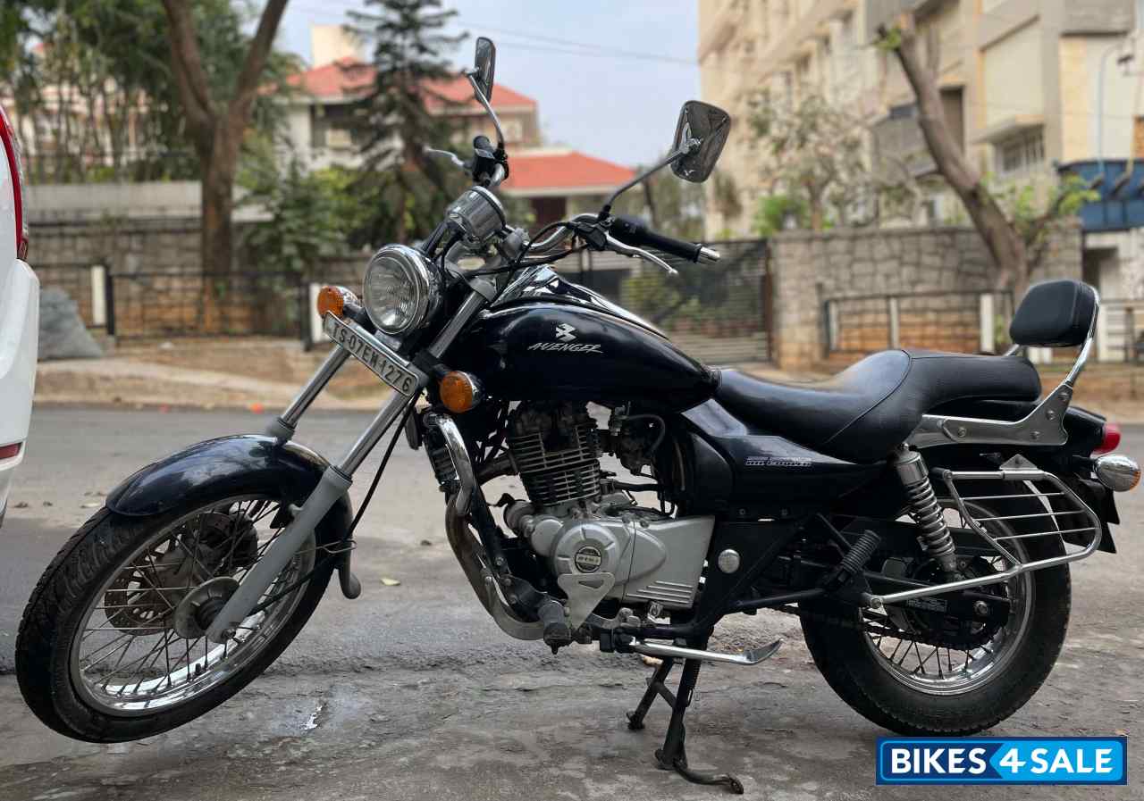 Midnight Black Bajaj Avenger 220 DTS-i