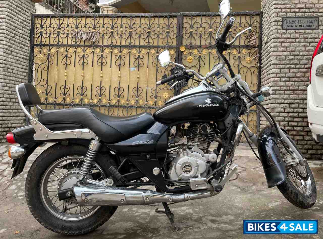 Midnight Black Bajaj Avenger 220 DTS-i Midnight Black Bajaj Avenger 220 DTS-i