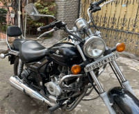 Midnight Black Bajaj Avenger 220 DTS-i