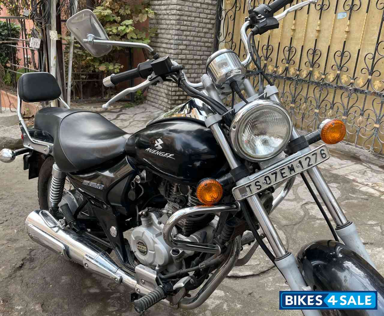 Midnight Black Bajaj Avenger 220 DTS-i Midnight Black Bajaj Avenger 220 DTS-i