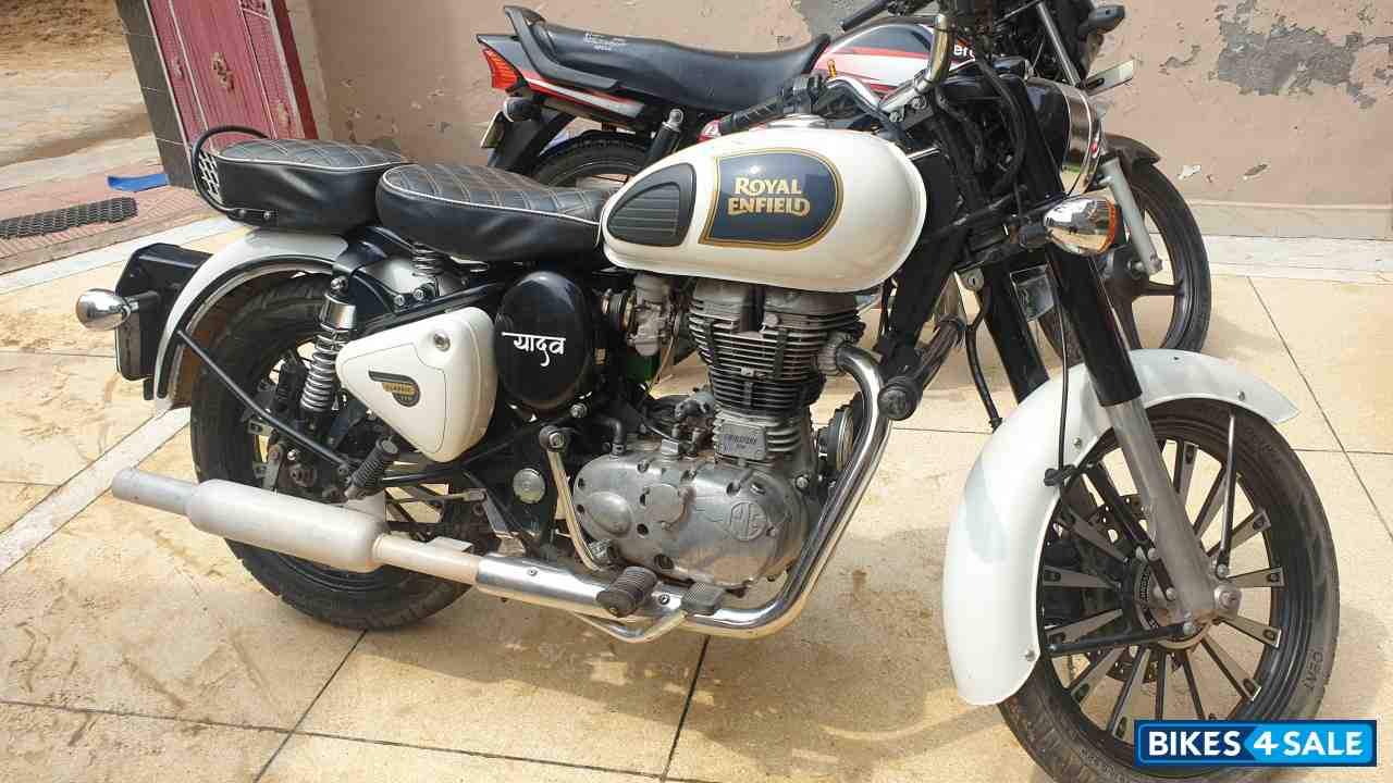 White Royal Enfield Classic 350