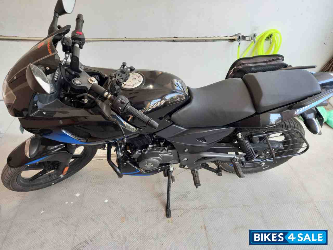 Bajaj Pulsar 220F BS6