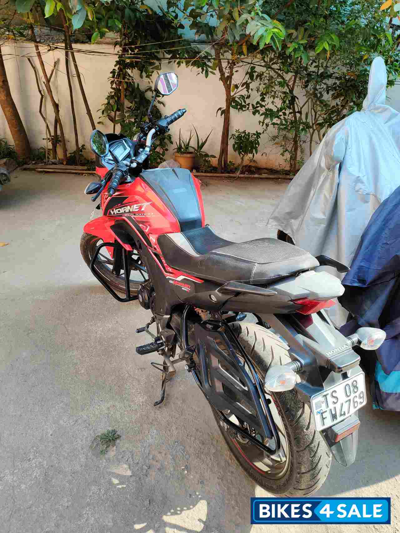 Red Honda CB Hornet 160R