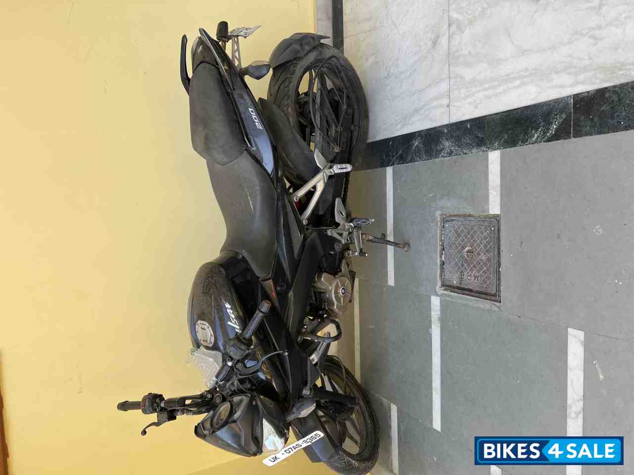 Black Bajaj Pulsar 200 NS