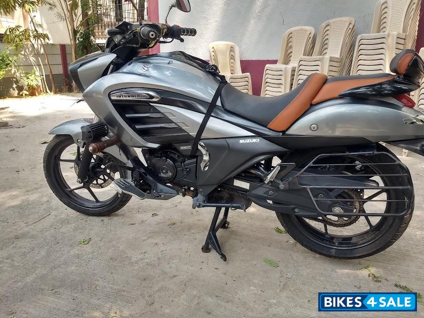 Silver Suzuki Intruder SP Silver Suzuki Intruder SP