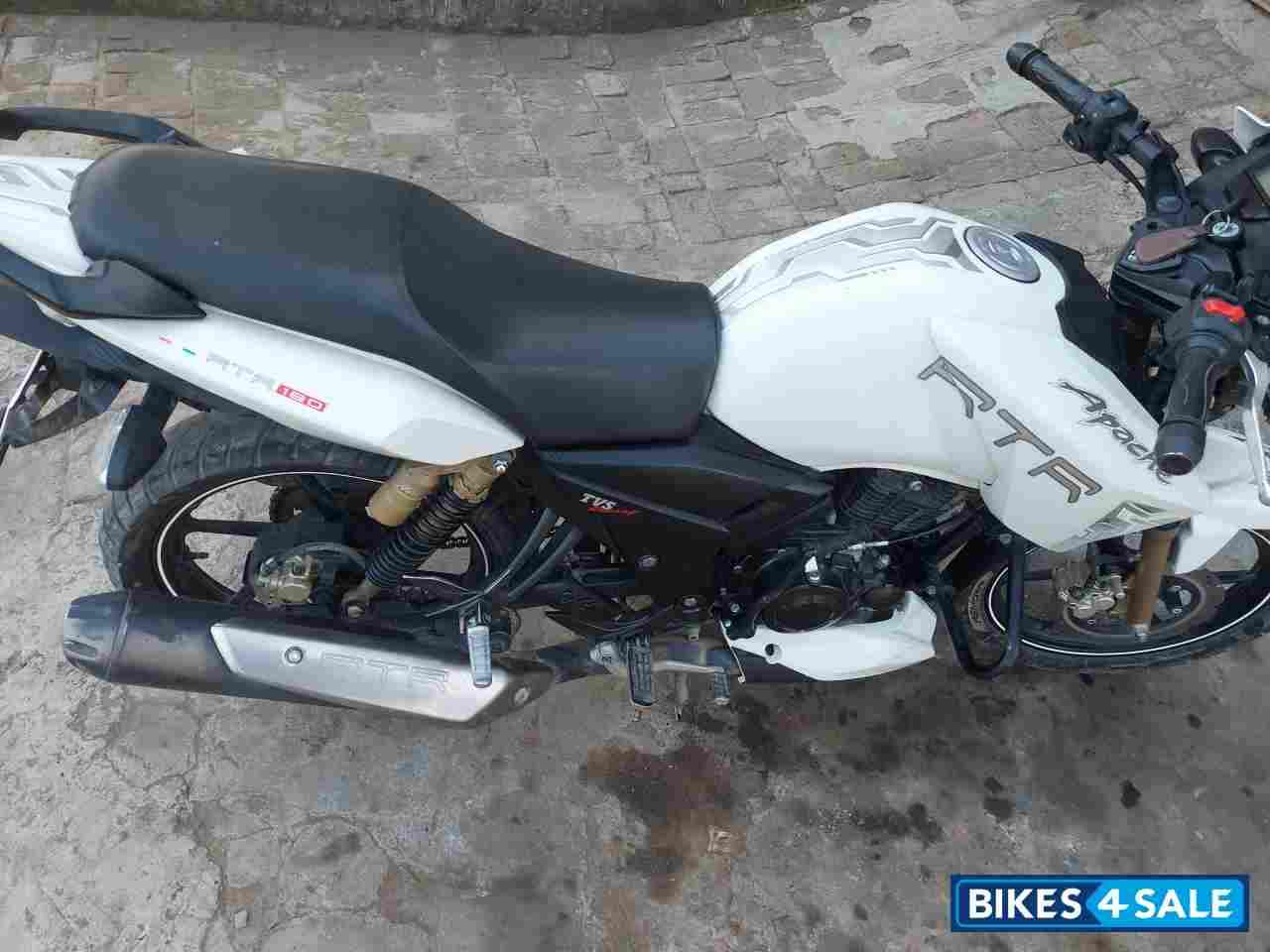 White TVS Apache RTR 180