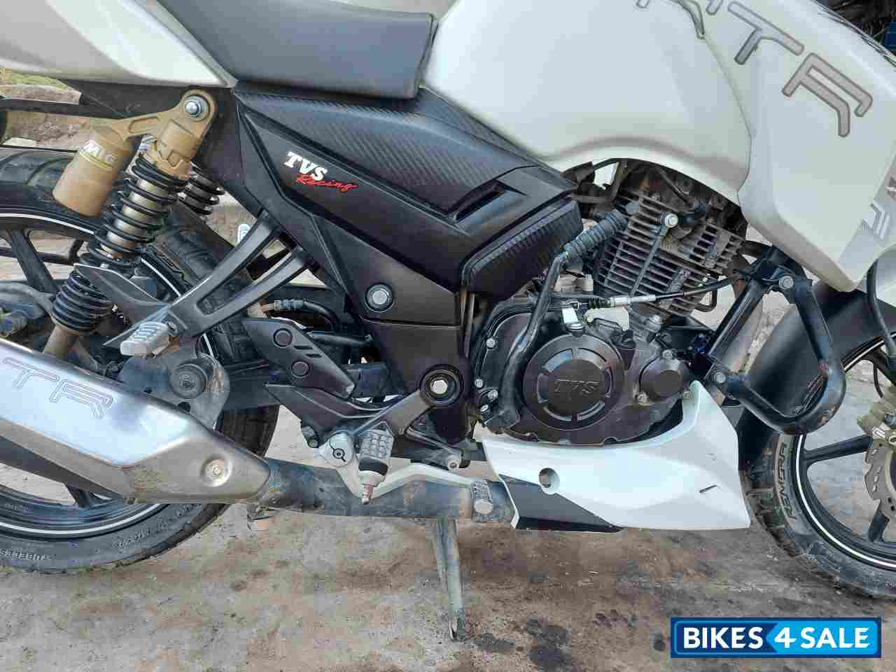 White TVS Apache RTR 180