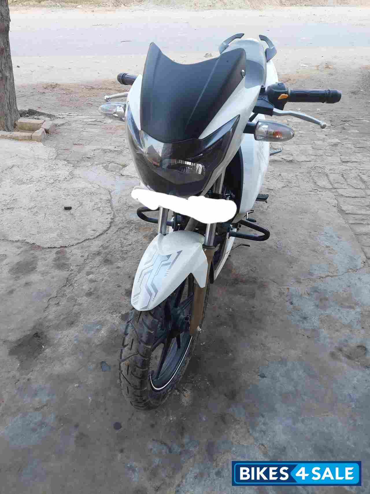 White TVS Apache RTR 180