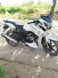 White TVS Apache RTR 180