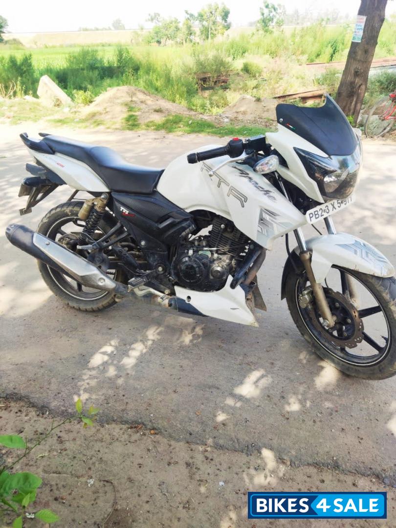 White TVS Apache RTR 180