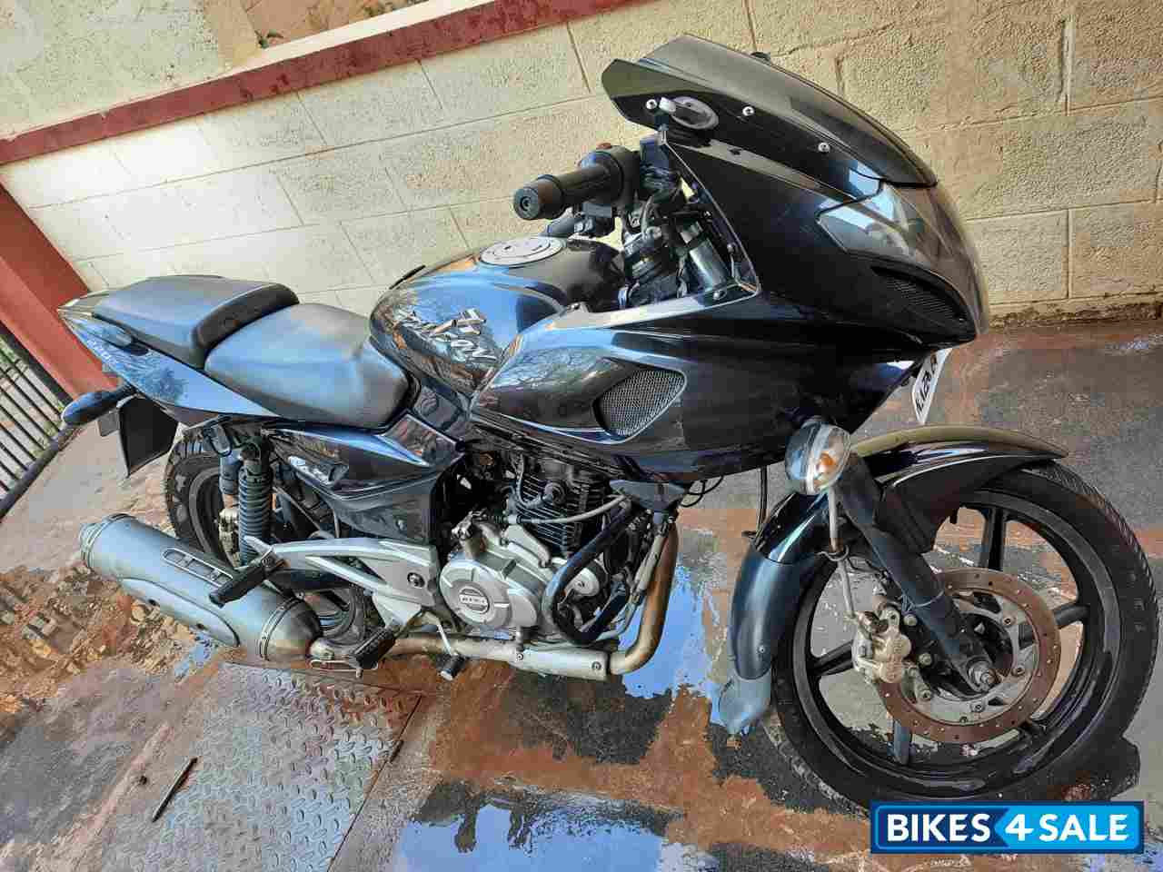 Bajaj Pulsar 220F