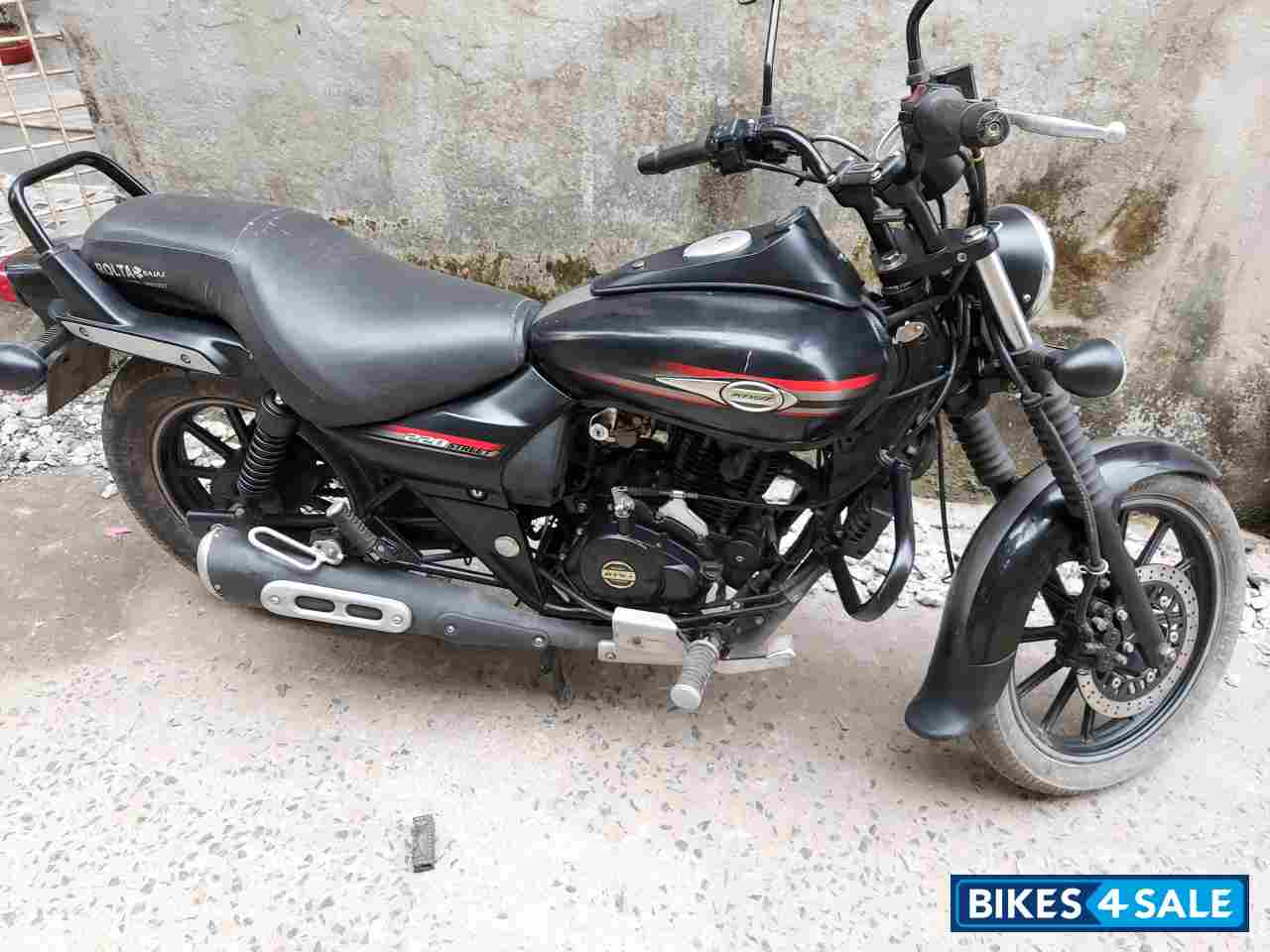 Black Bajaj Avenger Street 220
