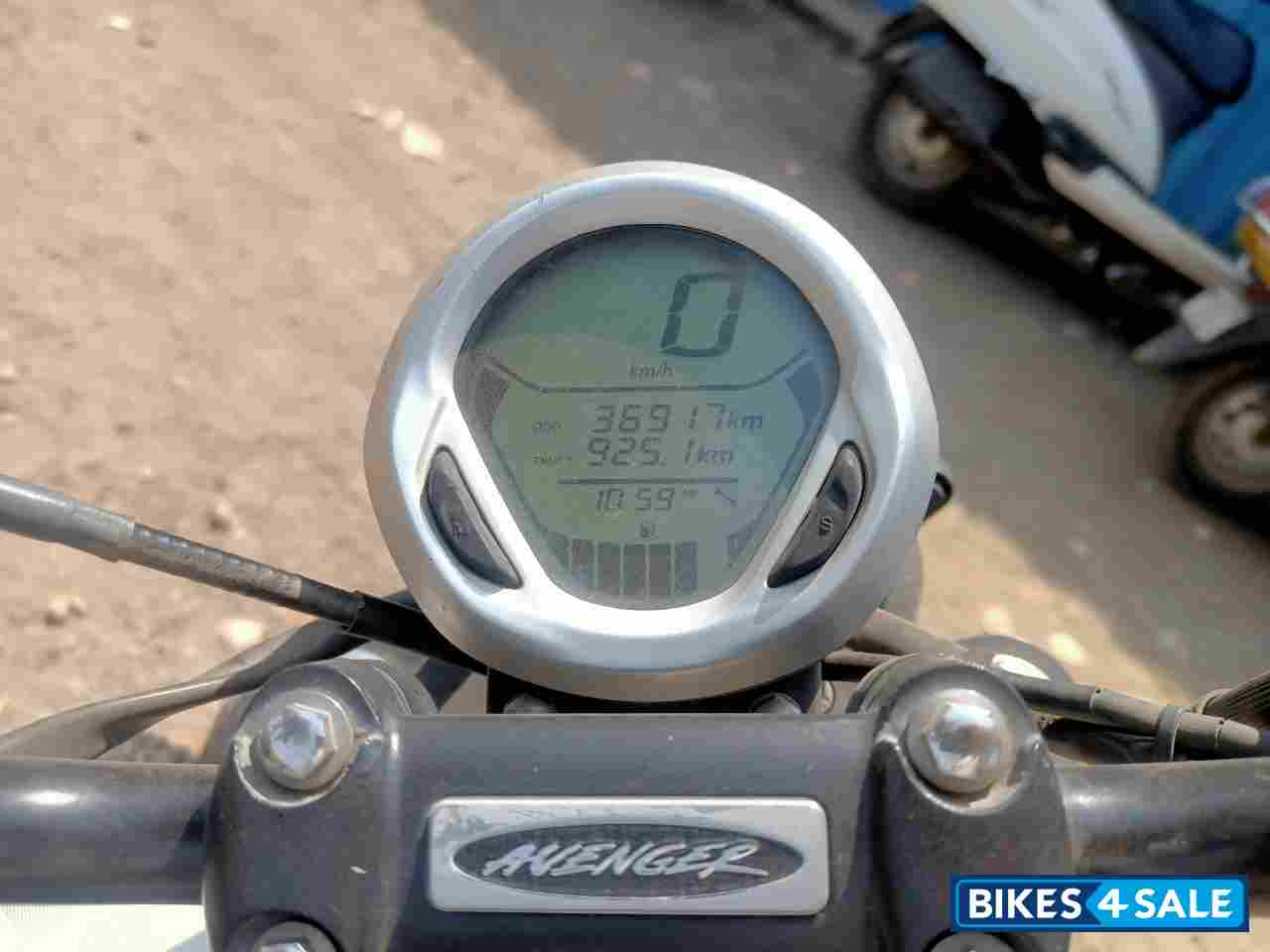 White Matt Bajaj Avenger Street 220