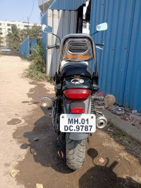 White Matt Bajaj Avenger Street 220