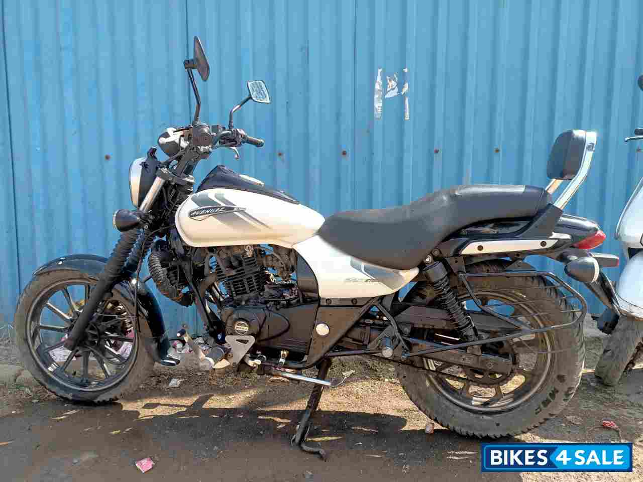 White Matt Bajaj Avenger Street 220